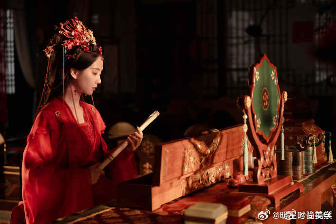 刘诗诗新娘造型刘诗诗新娘淮竹大婚背后，是爱与责任的抉择，更是生死一线的守护。是我