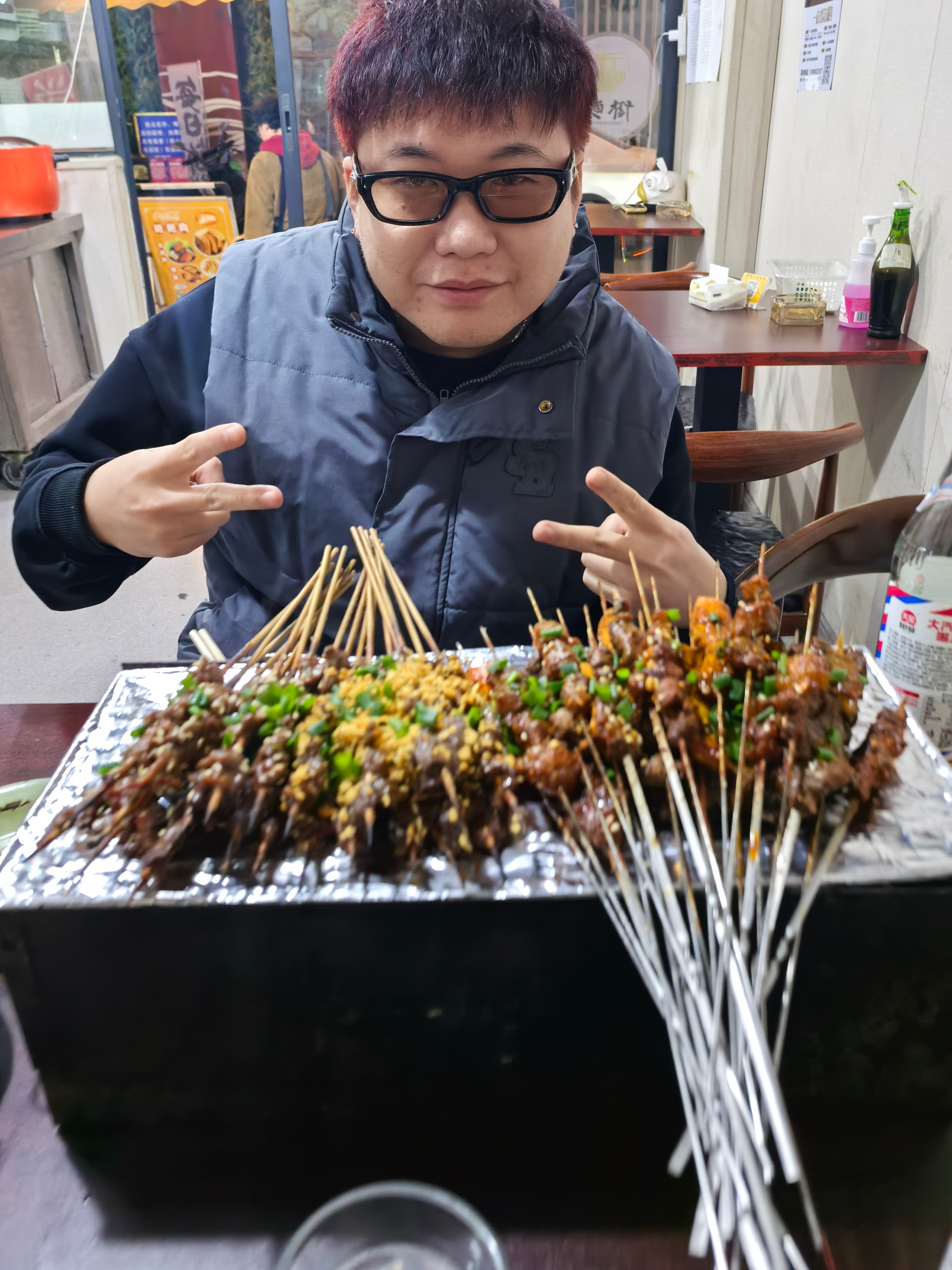 给封一个成都美食博主 这家烧烤食材新鲜，火候刚好，味道巴适，图3不是小菜，是蘸水