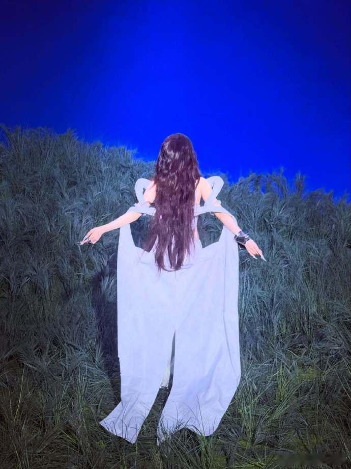 宁艺卓黑色羽毛翅膀宁艺卓黑白天使造型黑白天使造型适配度满分，宁艺卓自带清冷又魅惑