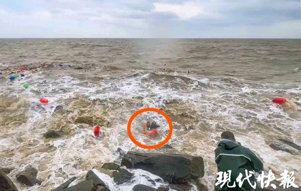 10月18日，连云港西大堤海边那一幕太惊险了！当时海区有9到10级大风，沿海海面