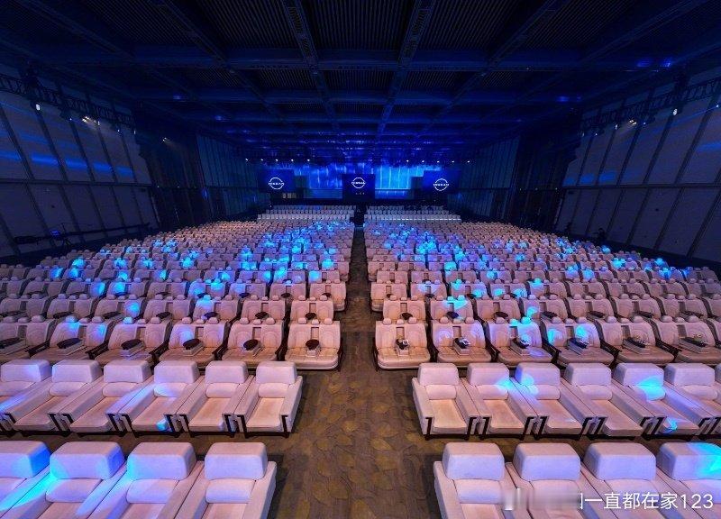 百万级后排大沙发在这个信息疯狂大爆炸的时代，在这个车企疯狂内卷的时代。车企的品牌