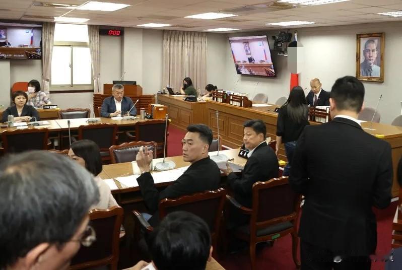 台立院长韩国瑜今（27日）第三度针对“军购特别条例”草案召开协商，在野党询问美方