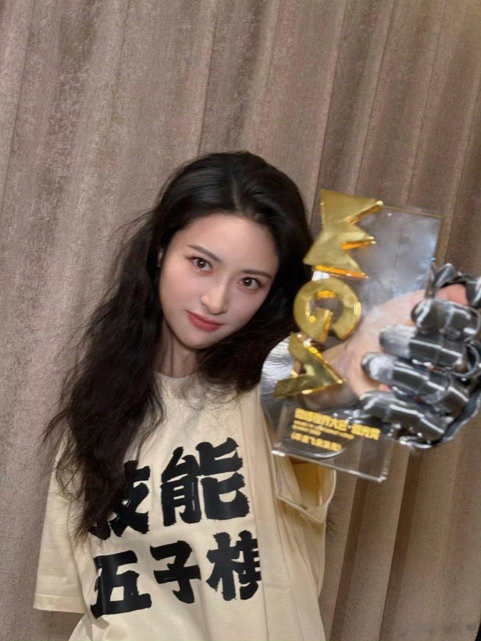 沈月穿技能五子棋t恤沈月穿了技能五子棋的短袖沈月领到了技能五子棋物料，哈哈，[太