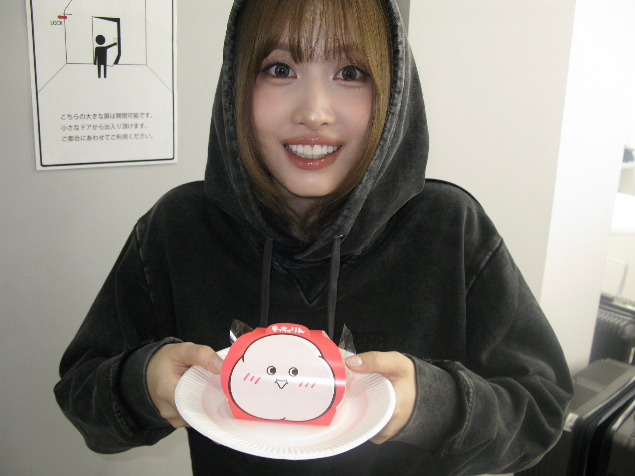 Momo平井桃🍑平井桃MiuMiu大使260818 娜琏更新Mo相关momo手