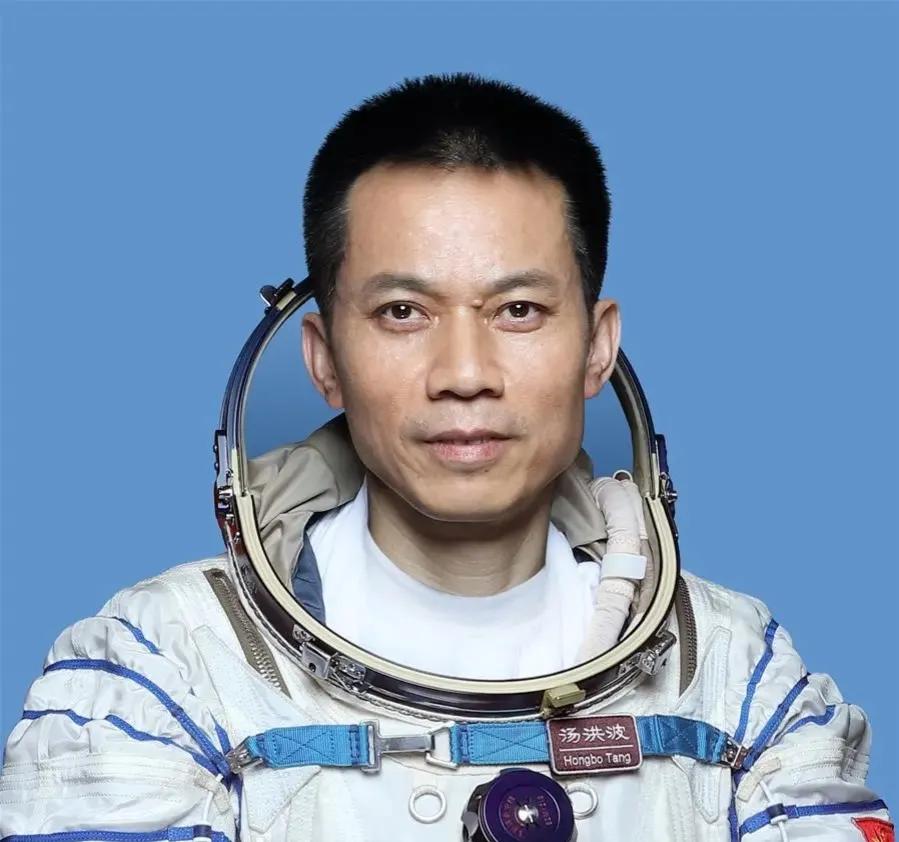 汤洪波是一位备受尊敬的科学家和航天员。他曾在中担任指令员，并成功指挥了多架飞船。