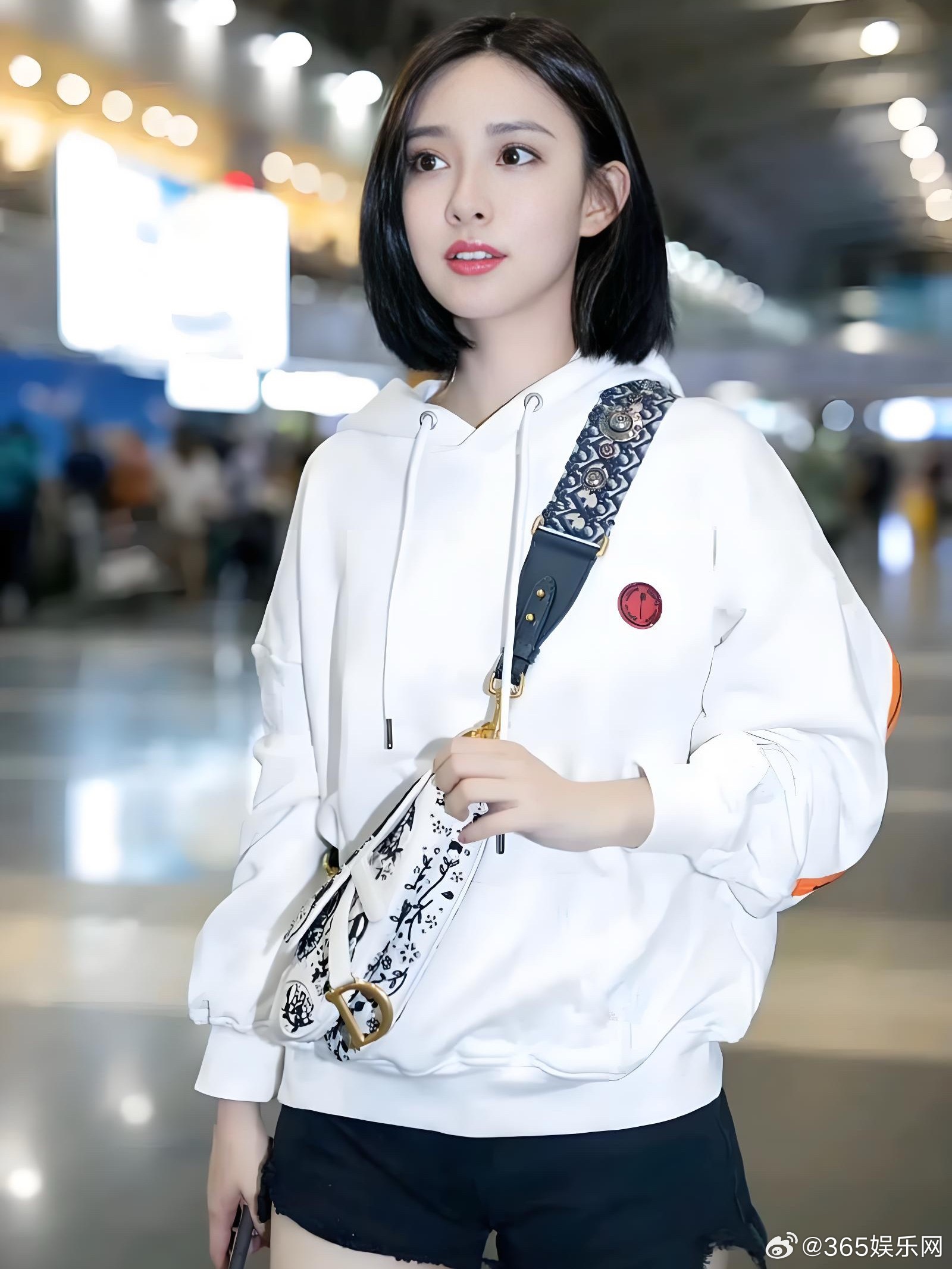 孟子义卫衣秀！穿卫衣，孟子义的确有一绝，尽显时尚之美～孟子义明星穿搭