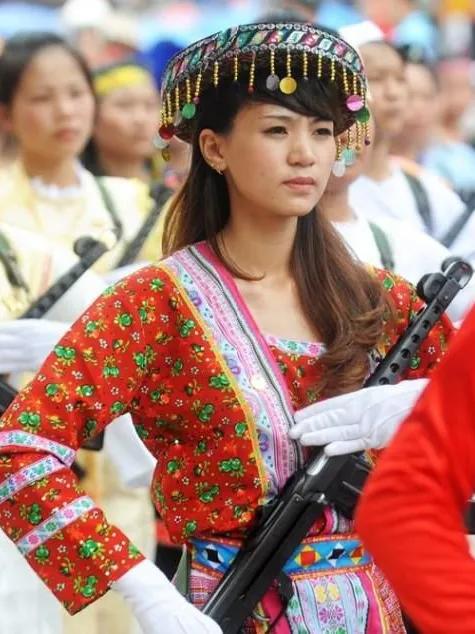 在越南庆祝南方解放50周年的阅兵中，发现了一位令人惊艳的越南女民兵。她的颜值和气