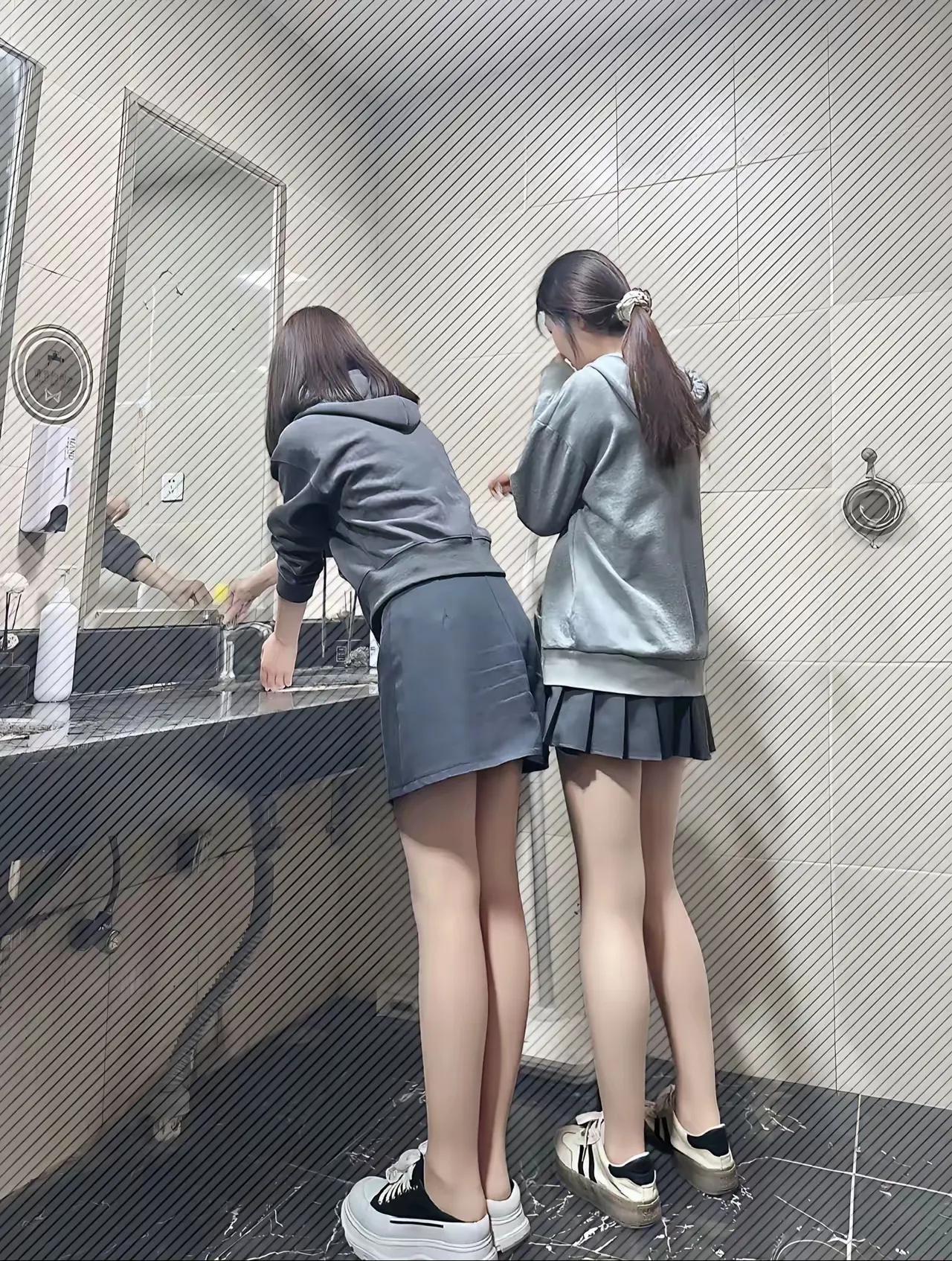 二选一做女朋友，很多人选择左边那个，请问她有什么特别的？#耐看型小姐姐。# #有