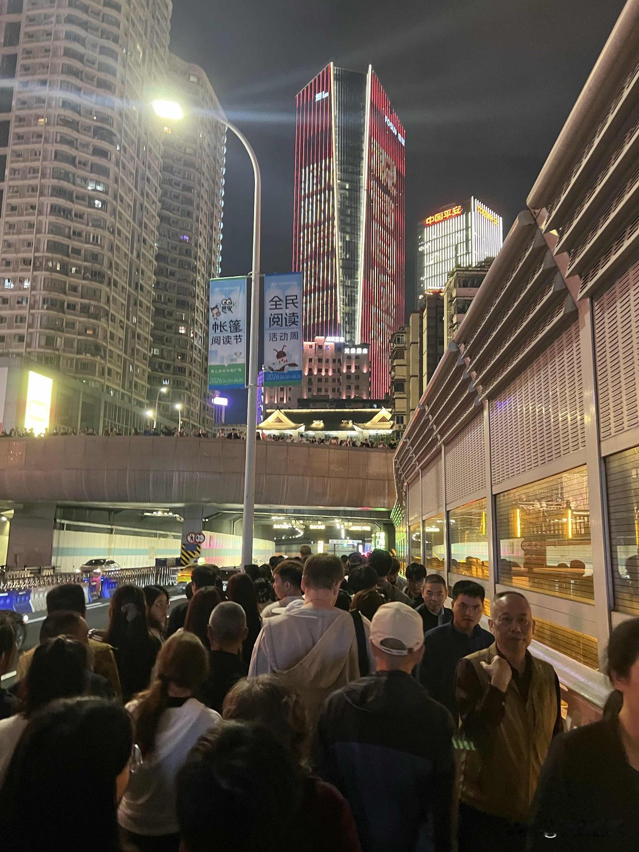 工作日的洪崖洞依旧人山人海，五一不得挤爆啊洪崖洞旅游街 洪崖洞长江大桥