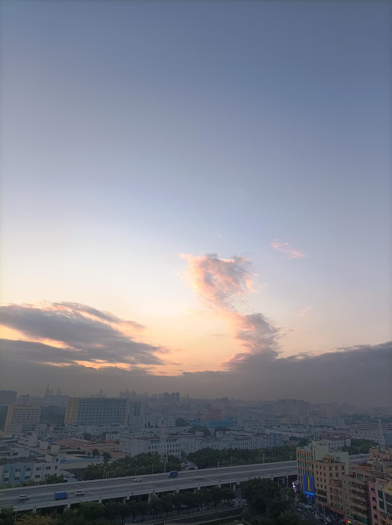 发张你手机里最美的夕阳照可以吗淡淡的落日夕阳，是不是也很美[赞]