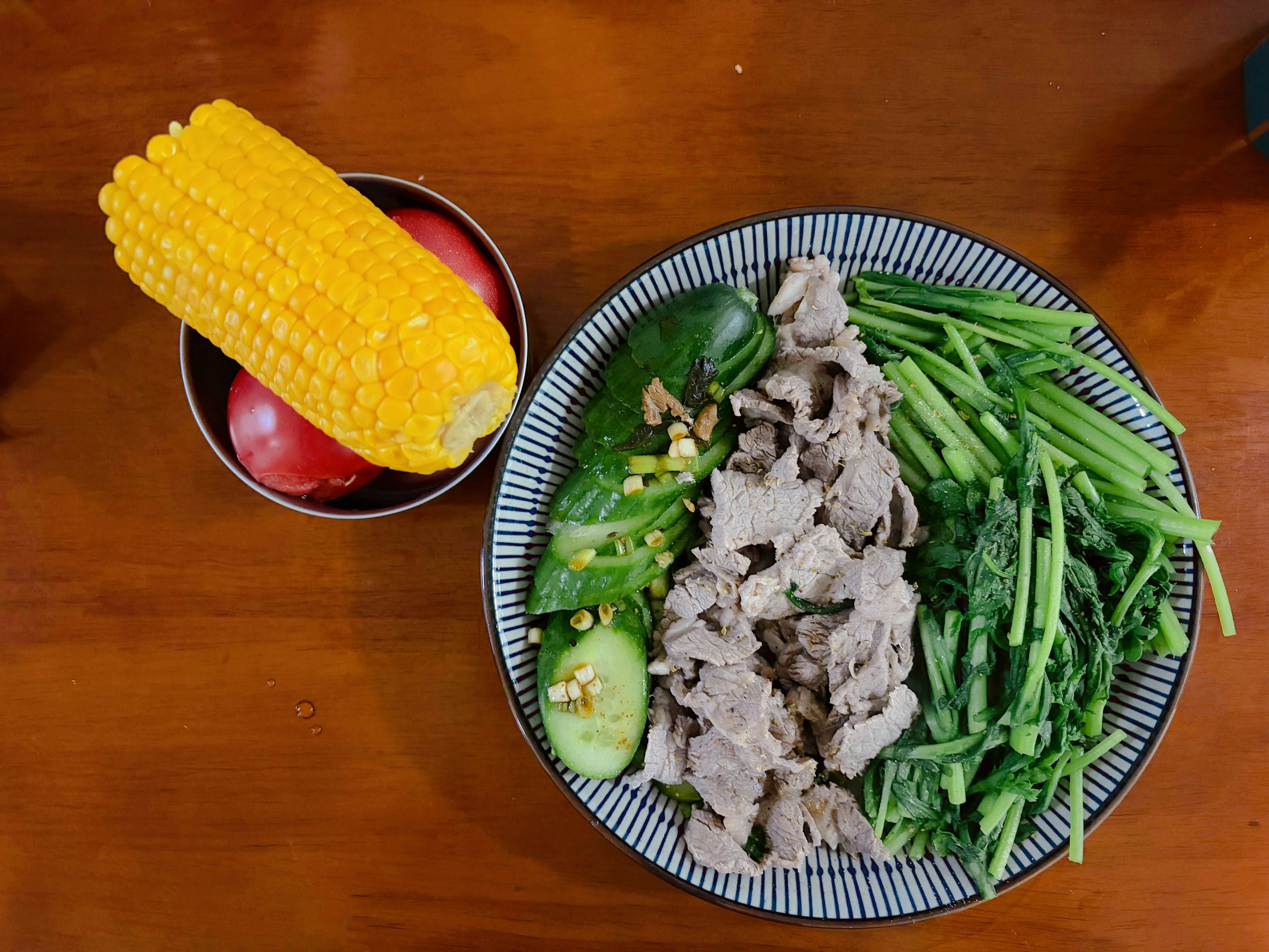 今天晚饭吃的啥？蒸玉米🌽牛肉🐂黄瓜🥒茼蒿🥬坚果🌰西红柿🍅说好减脂的来