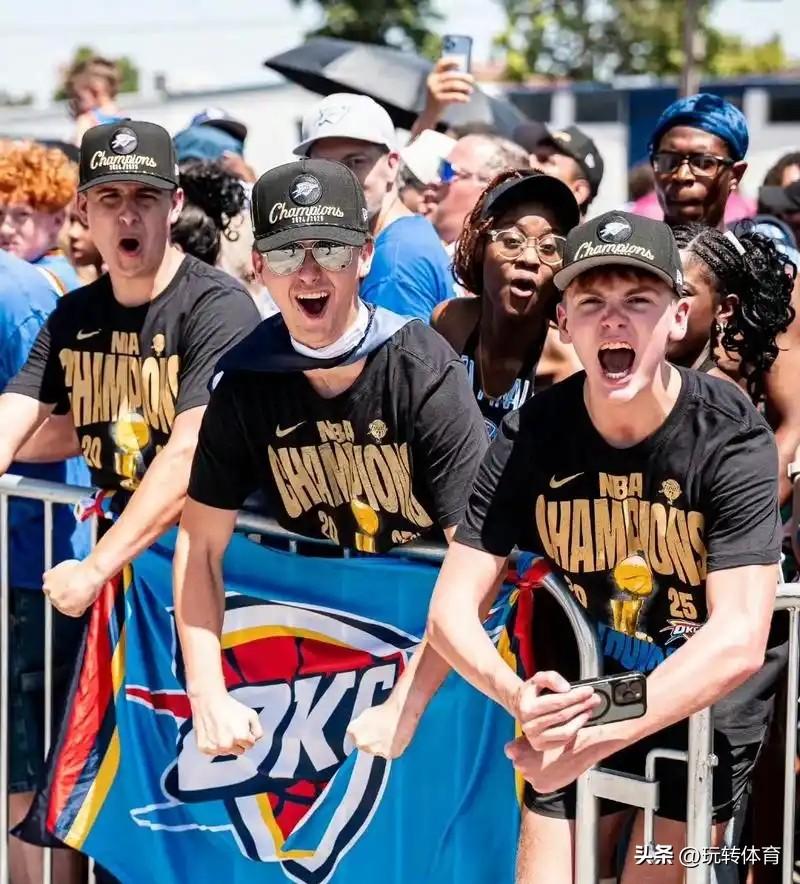 看到这份数据后，有点理解为什么雷霆球迷说东契奇诈伤！
今天对阵雷霆的比赛第三节，