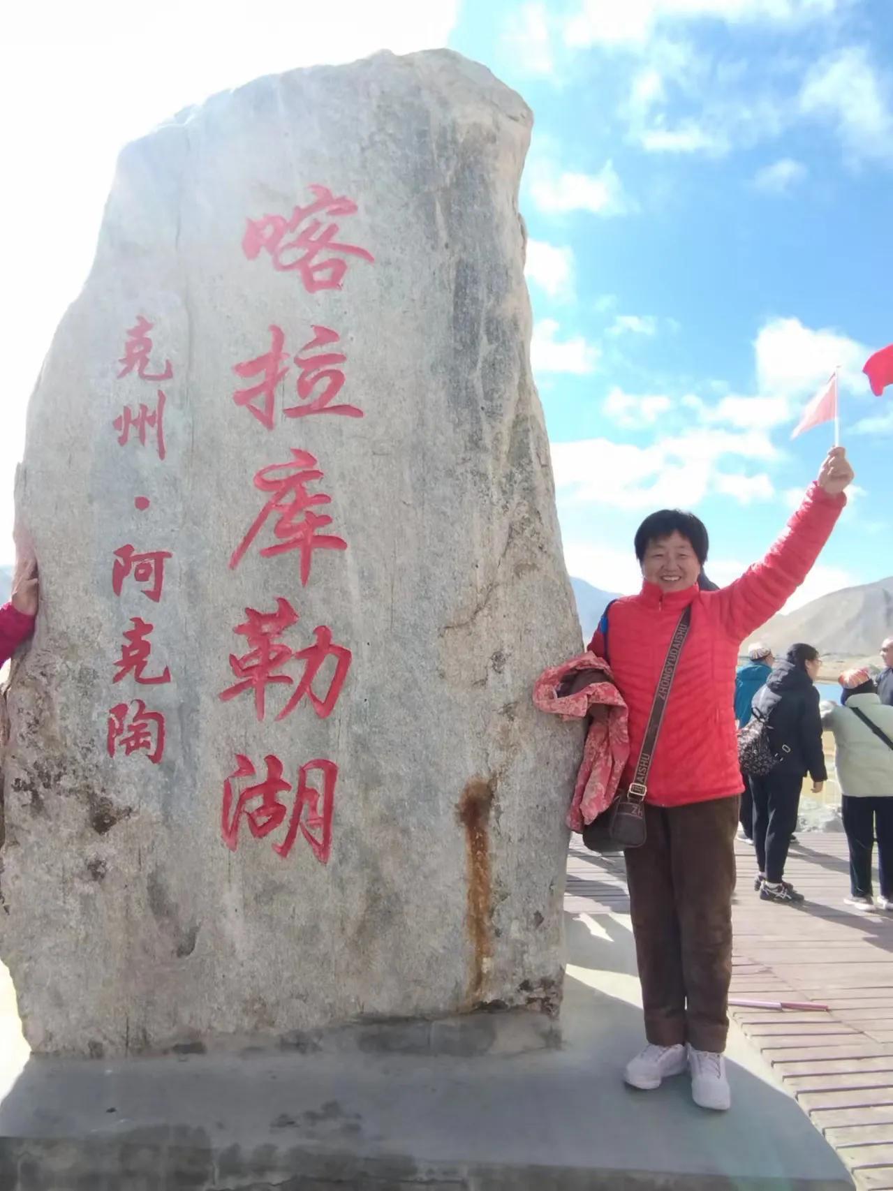 #可以看看你手机里的新疆吗#这是帕米尔高原的湖泊“卡拉库里湖”，湖面海拔高达36
