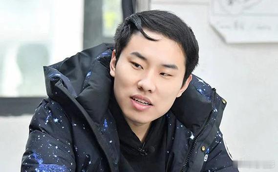 那年徐志胜还没贴假发片看到那年徐志胜还没贴假发片的样子，突然觉得现在的“秃然”更