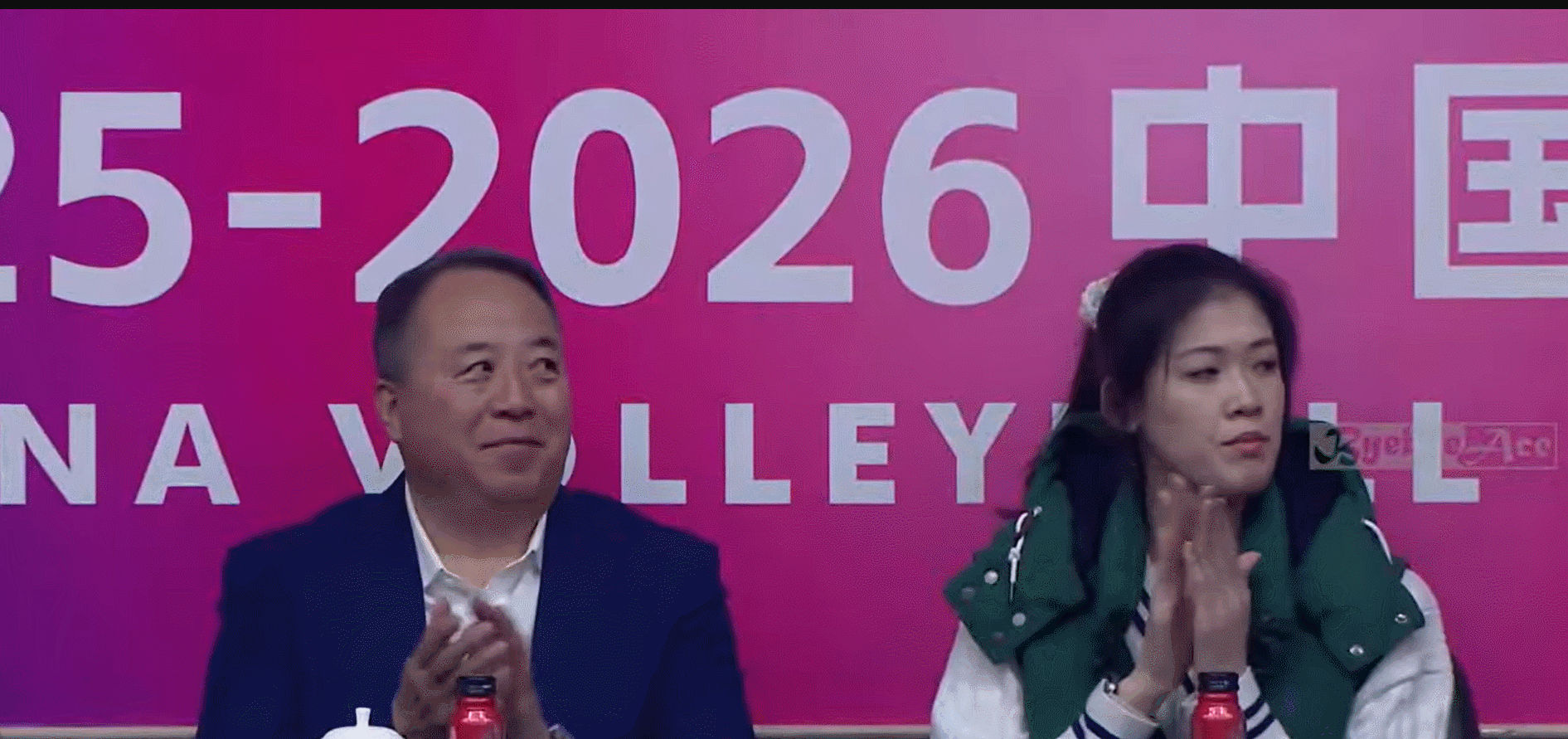 排超联赛李盈莹妹妹连续两场现场观战，女排A级半决赛首回合，天津渤海银行主场迎战江