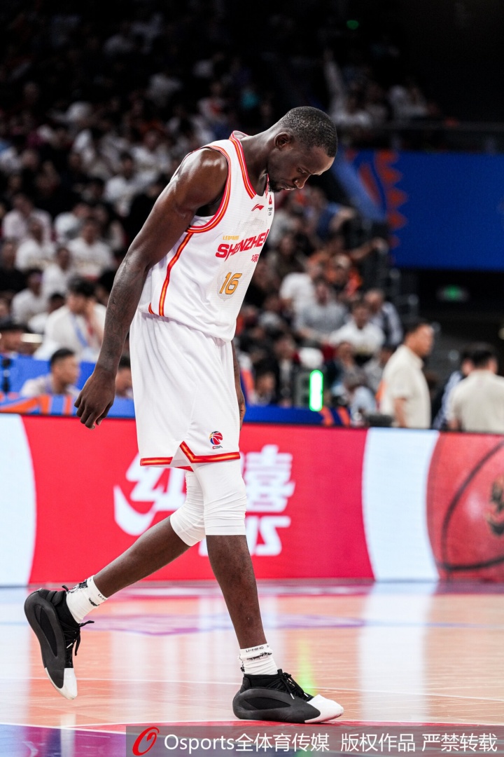媒体人：深圳阵地战是完全经不起推敲 发动和轮转球太慢 细节太差