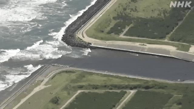 在日本东部千叶县的九十九里海滩，小型海啸波浪涌向河流。