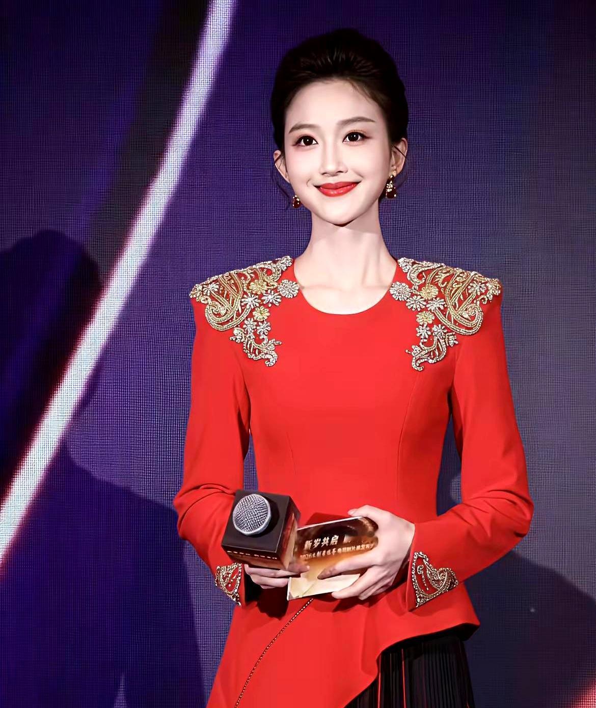 揭秘春晚后台最残酷规则：一袭红裙的马凡舒，为什么宁可被喷“驼背”也绝不盘头？
聚