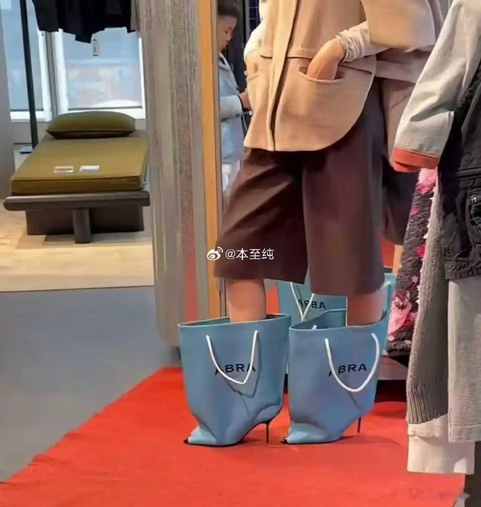 逛街走累了还能背起来当购物袋逛街走累了还能背的靴子逛街走累了脚酸？不存在的！这双