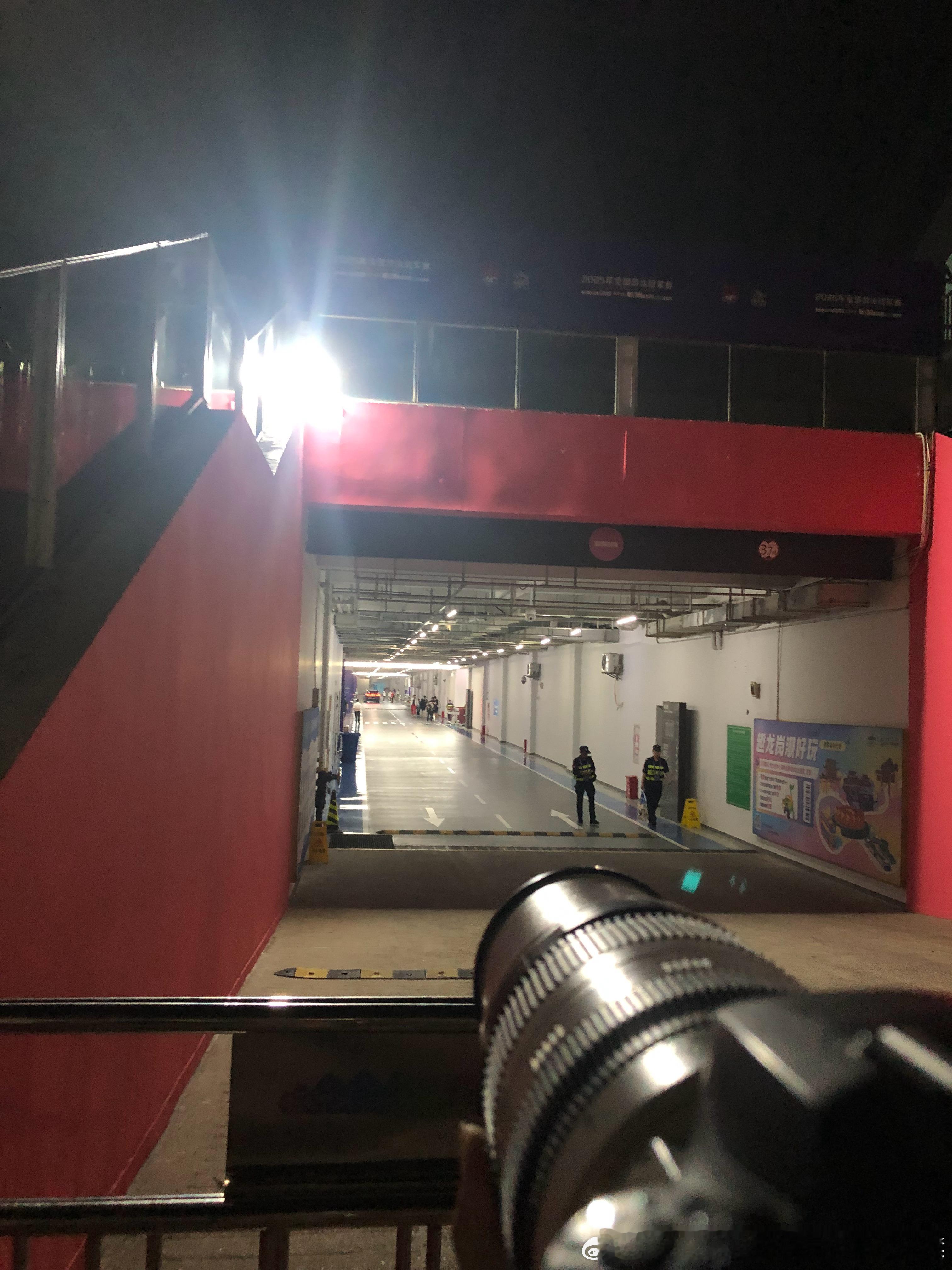 只有在p1道路尽头拐弯处才是拍到四分之一个脸的最好时机….尽头….的尽头….[淡