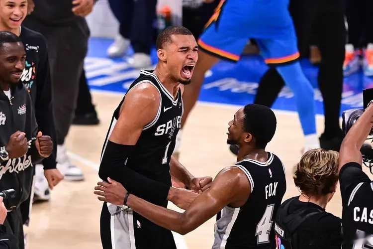 NBA季后赛继续进行，圣安东尼奥马刺队客场赢下西部冠军。文班亚马得到22分和7个