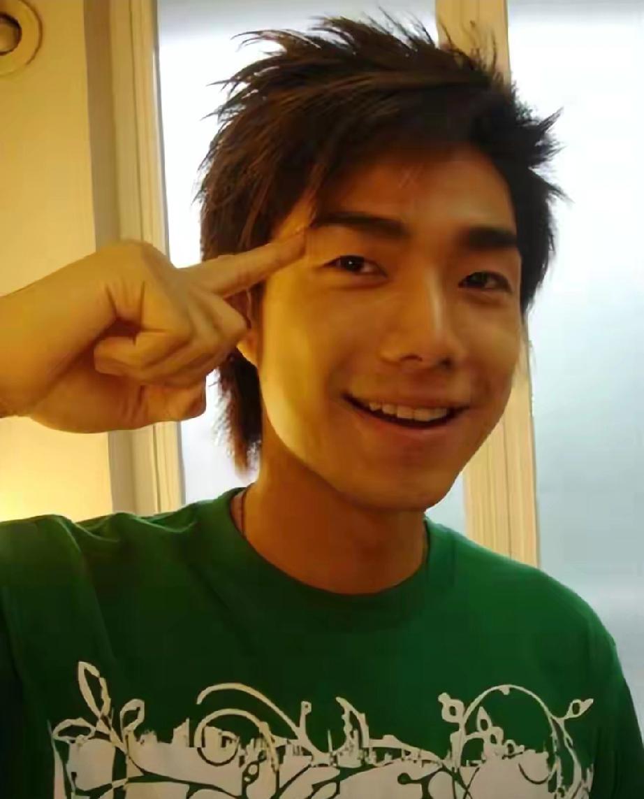 离开戚薇单飞后，袁成杰逆袭成低调富豪，定居上海儿女双全
 
      曾与戚薇