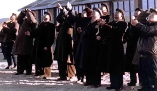 1960年11月5日，孙继先(前排右二)陪同聂荣臻元帅(前排右三)观看中国第一枚