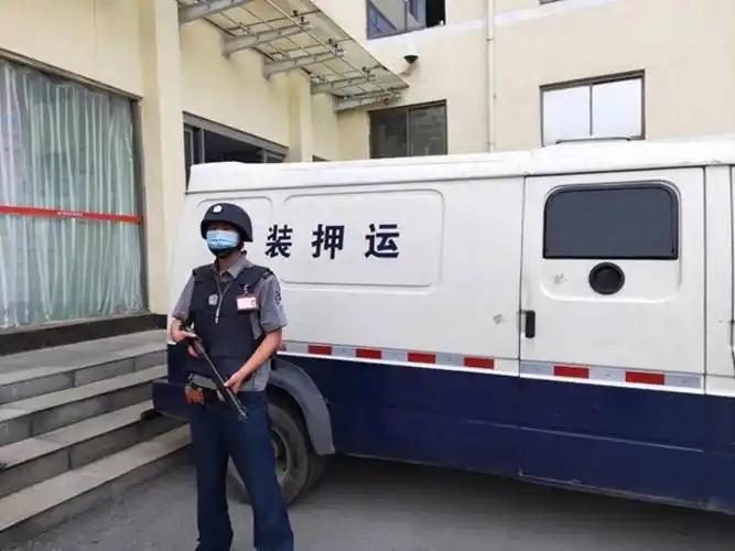 有人说运钞员的霰弹枪是“军队淘汰的破烂”，这绝对是对现代安保最大的误解。军队不要