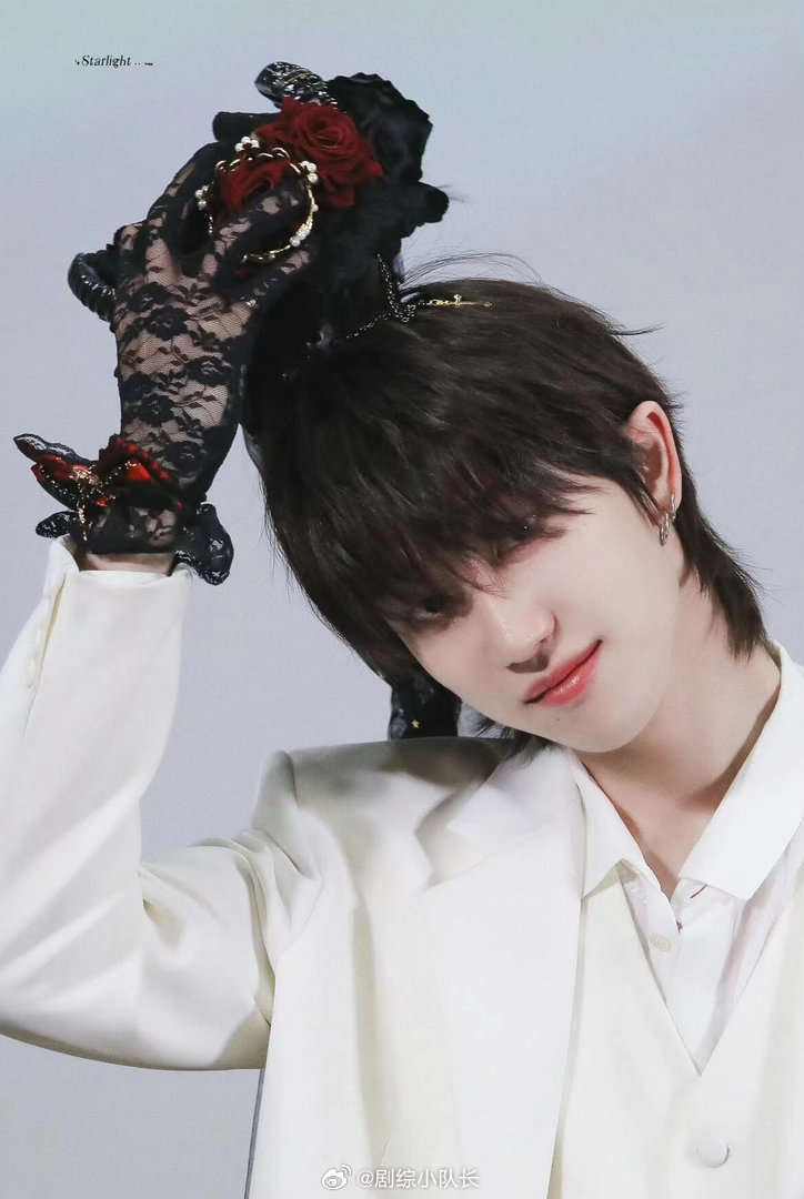 徐明浩四月的漂流MV徐明浩的刻板印象，是他自己亲手加深的。从“自己印啊”到“姓t