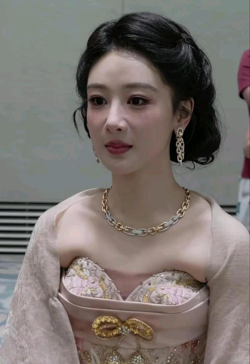 杨紫几十万的高定这么戳人？ 
