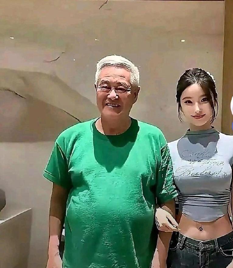 这是赵本山和徒弟的合影。
         赵本山“发福”了，不是吗？你看他的肚