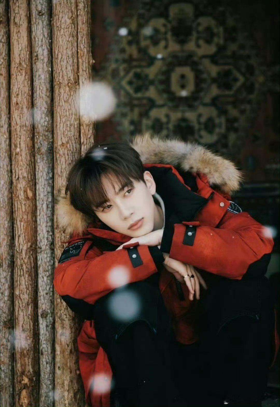 阳光男大今天变成矜贵公子哥了 不得不佩服费启鸣的可塑性。前一刻还是隔壁学校那个会