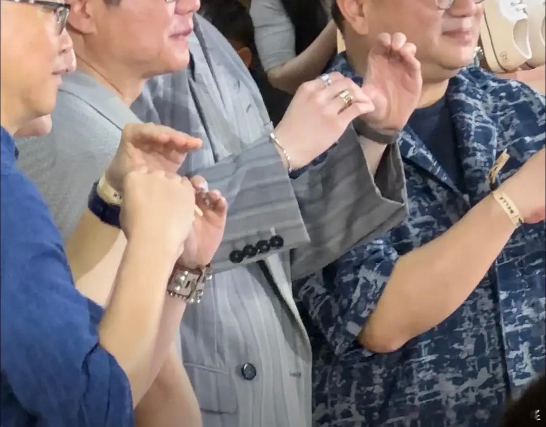 好想拉拉张凌赫的手，好白好嫩 