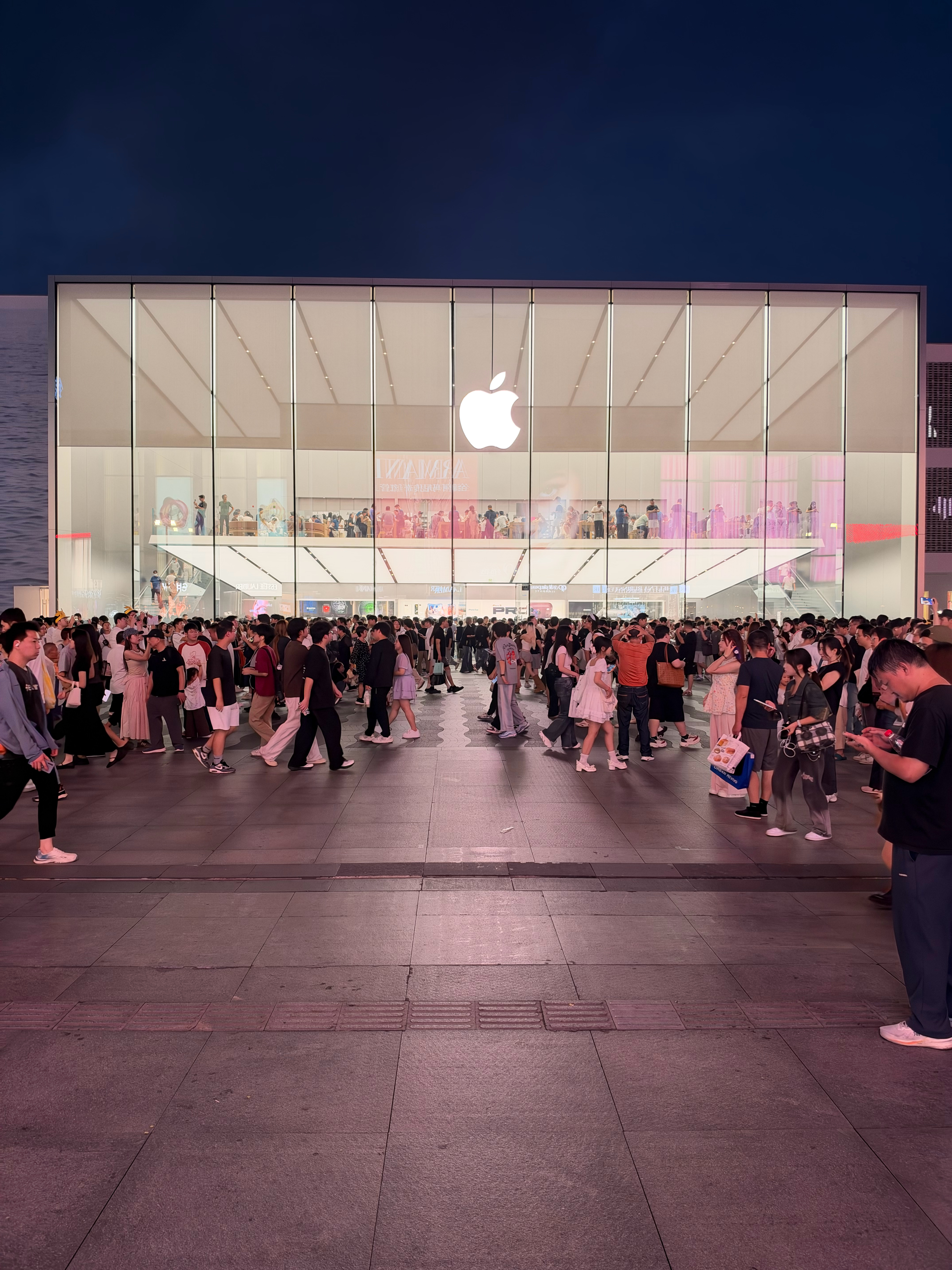 iPhoneDuo最适合的人群西湖边的公交站牌全都换上了iPhone Duo广告