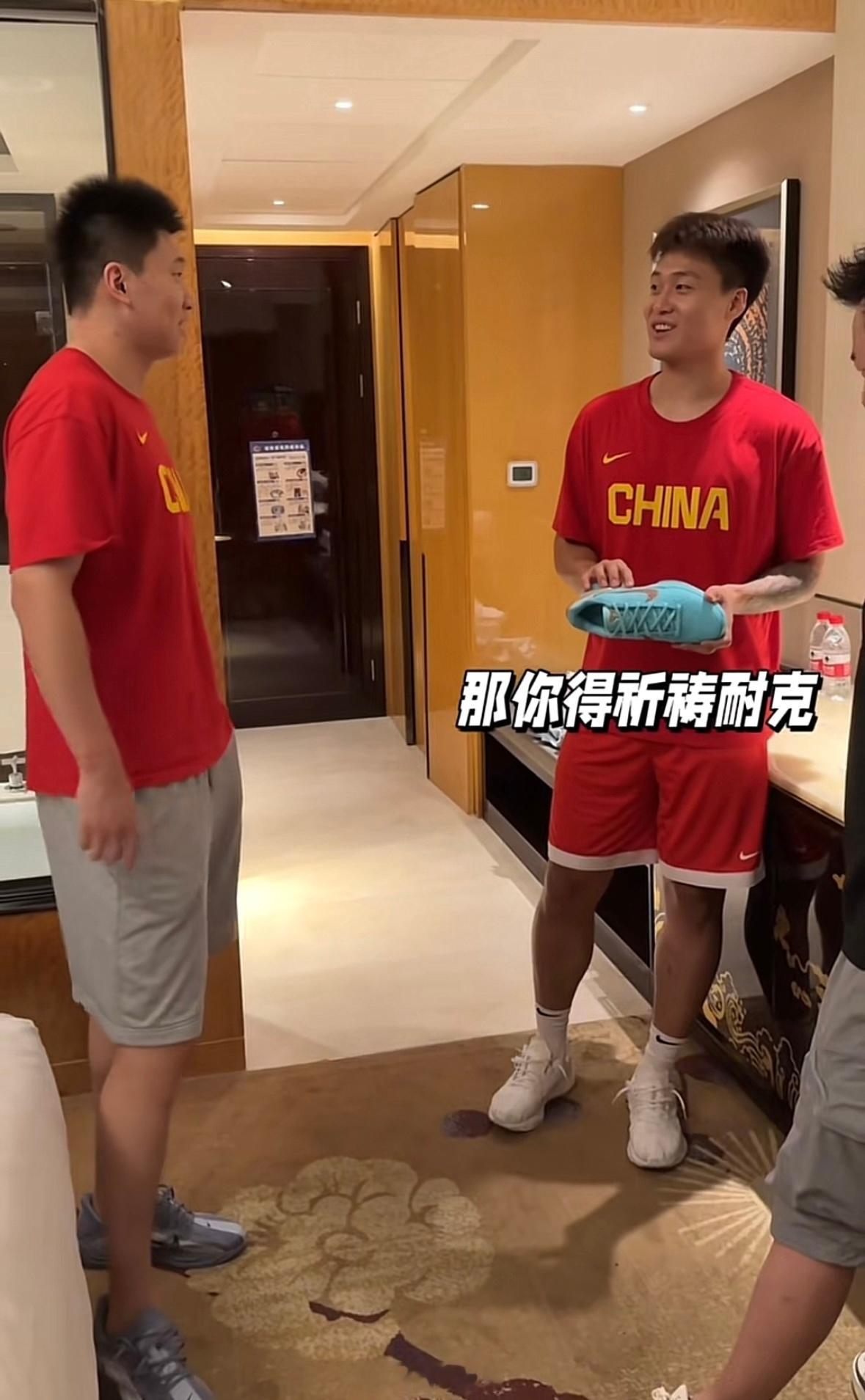 赵睿开玩笑说“想看我联赛穿科六？那你得祈祷耐克下赛季还给我买脚”图：卡特王赵睿新
