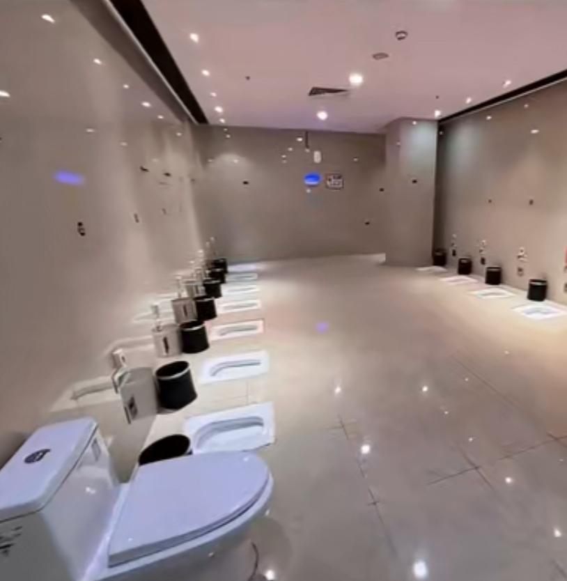 家人们，
离谱！一名女子到溧阳万达广场三楼女厕如厕时，发现了令人震惊的一幕：整个