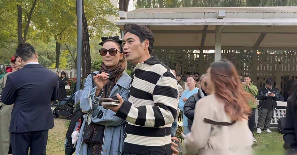 张歆艺这次参加婚礼被拍到，确实让不少人愣了一下。脸圆了，皱纹也明显了，好多人直呼