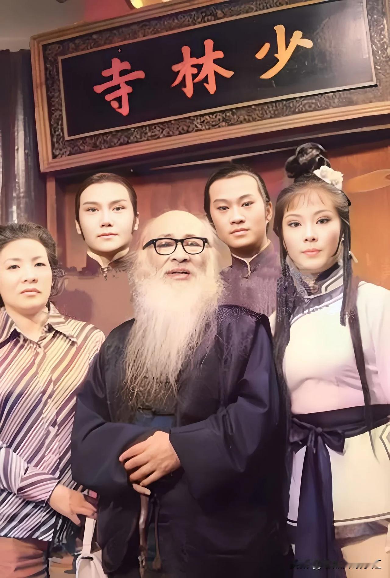 1976年7月，国画大师张大千、徐雯波夫妇参观台视电视剧《神州英豪》录影時，与演