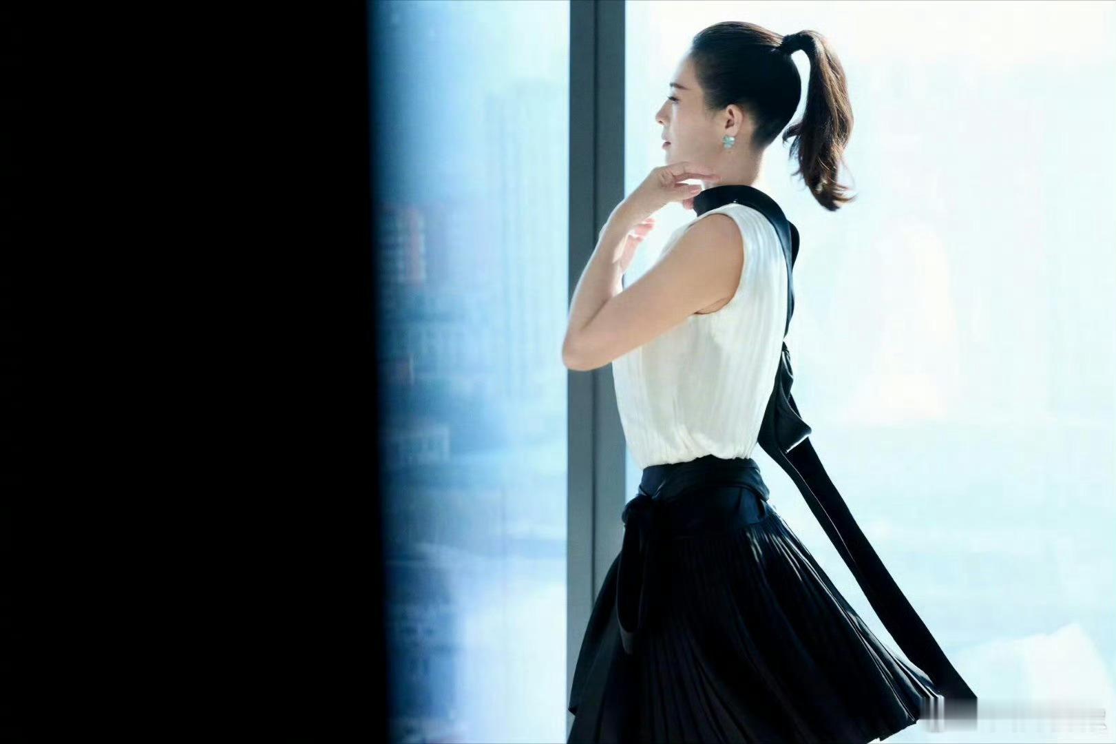 章子怡高马尾造型 章子怡这波造型杀疯了！2026春夏系列黑白配勾勒曼妙身姿，无袖