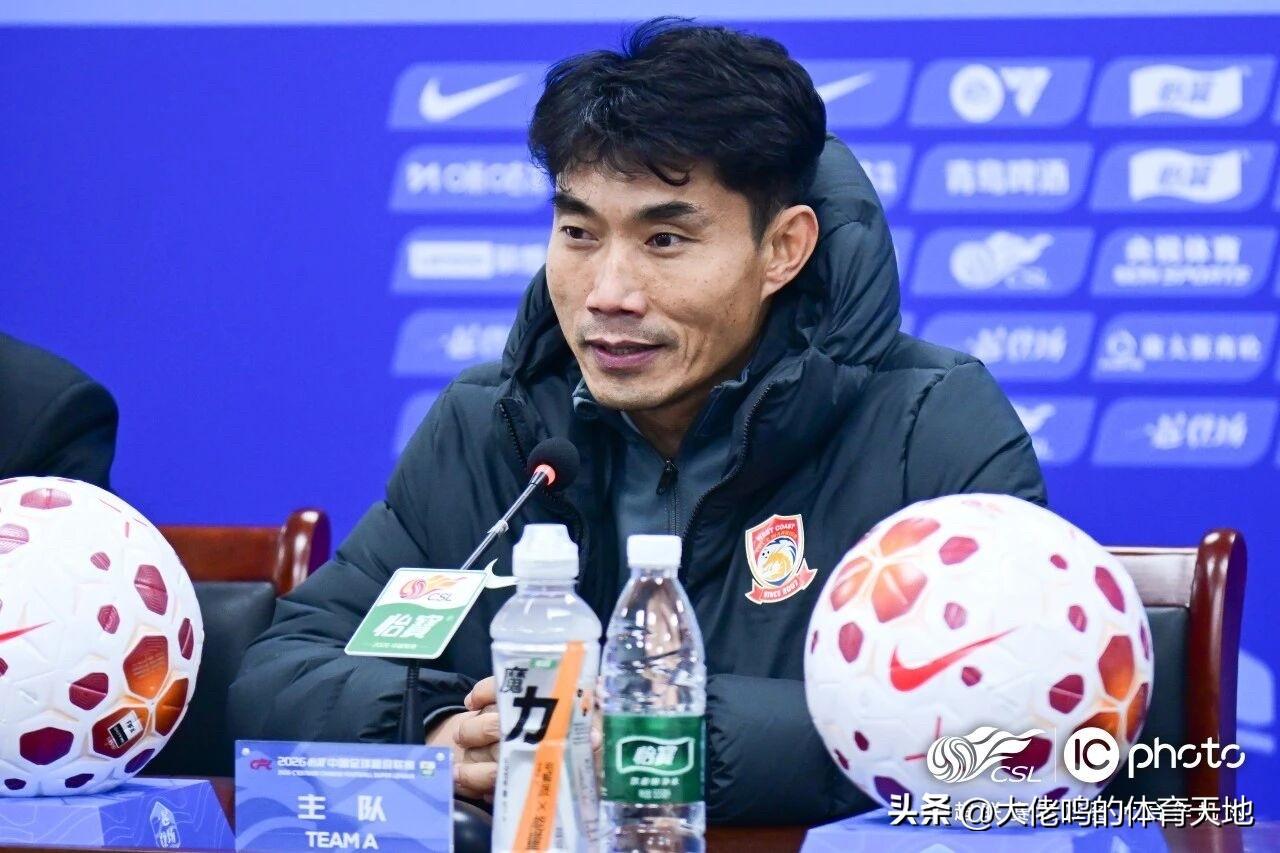 明显感到郑智赛后轻松了一些，露出一丝笑容，主场首秀赢球了，压力稍有缓解，慢慢回归