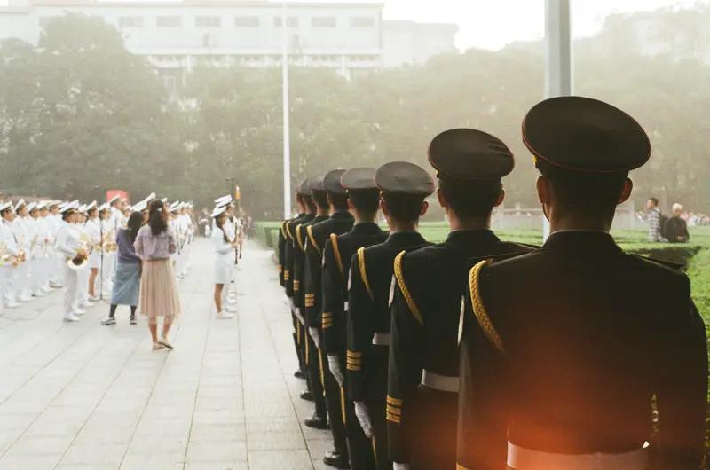 游客彻夜等待八一限定升旗仪式，这场景太震撼了！八一这个特殊的日子，对很多人来说意