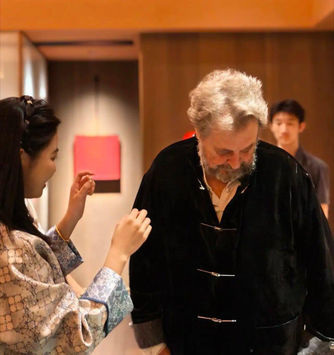 马斯克80岁爸爸埃罗尔·马斯克现身上海新天地一间豪华会所吃大餐，他入乡随俗，穿了