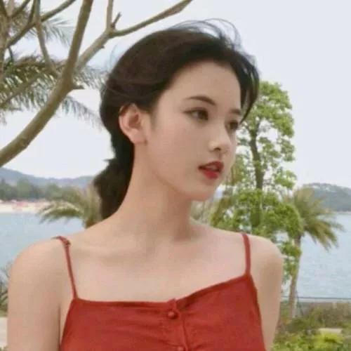 夏日红裙，海边微风，优雅动人温婉红裙 红裙户外照 海边度假红裙 海滨红裙照 海滨