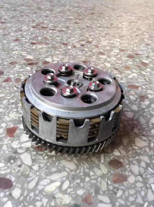 没想到吧，摩托车发动机比汽车发动机制作难度都高。

相信许多人看到这个标题，一定