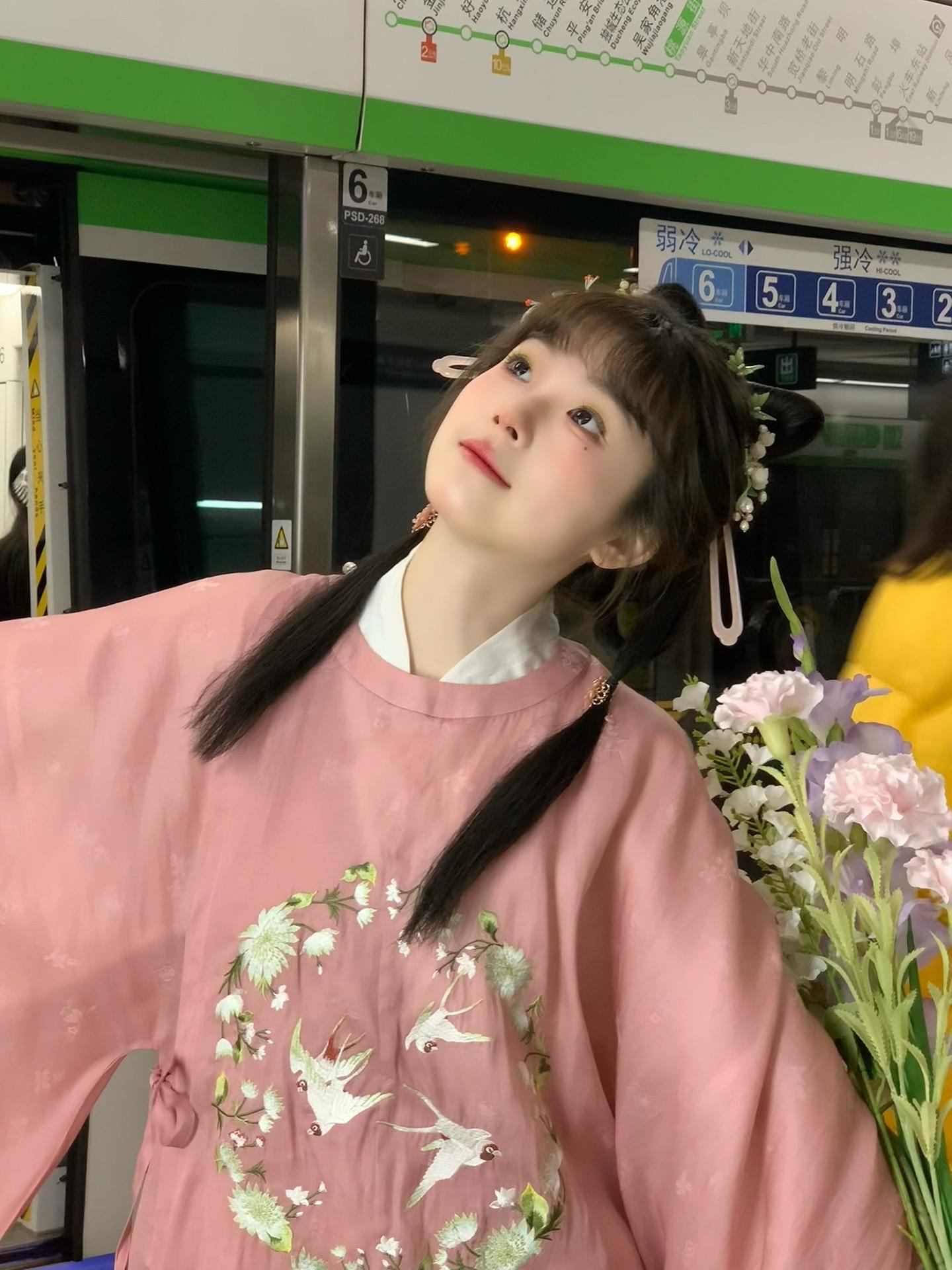 “春日宴 绿酒一杯歌一遍”