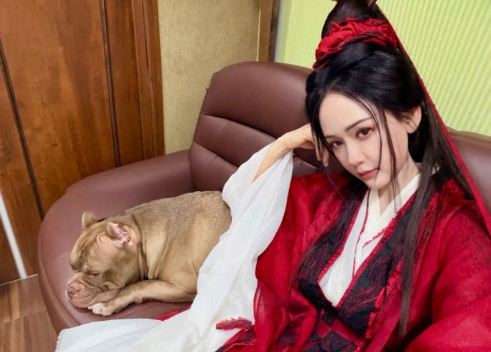 陈乔恩郑业成特别出演凤舞九天片场花絮藏着角色的灵魂碎片，戏服与玩偶都是平行时空的