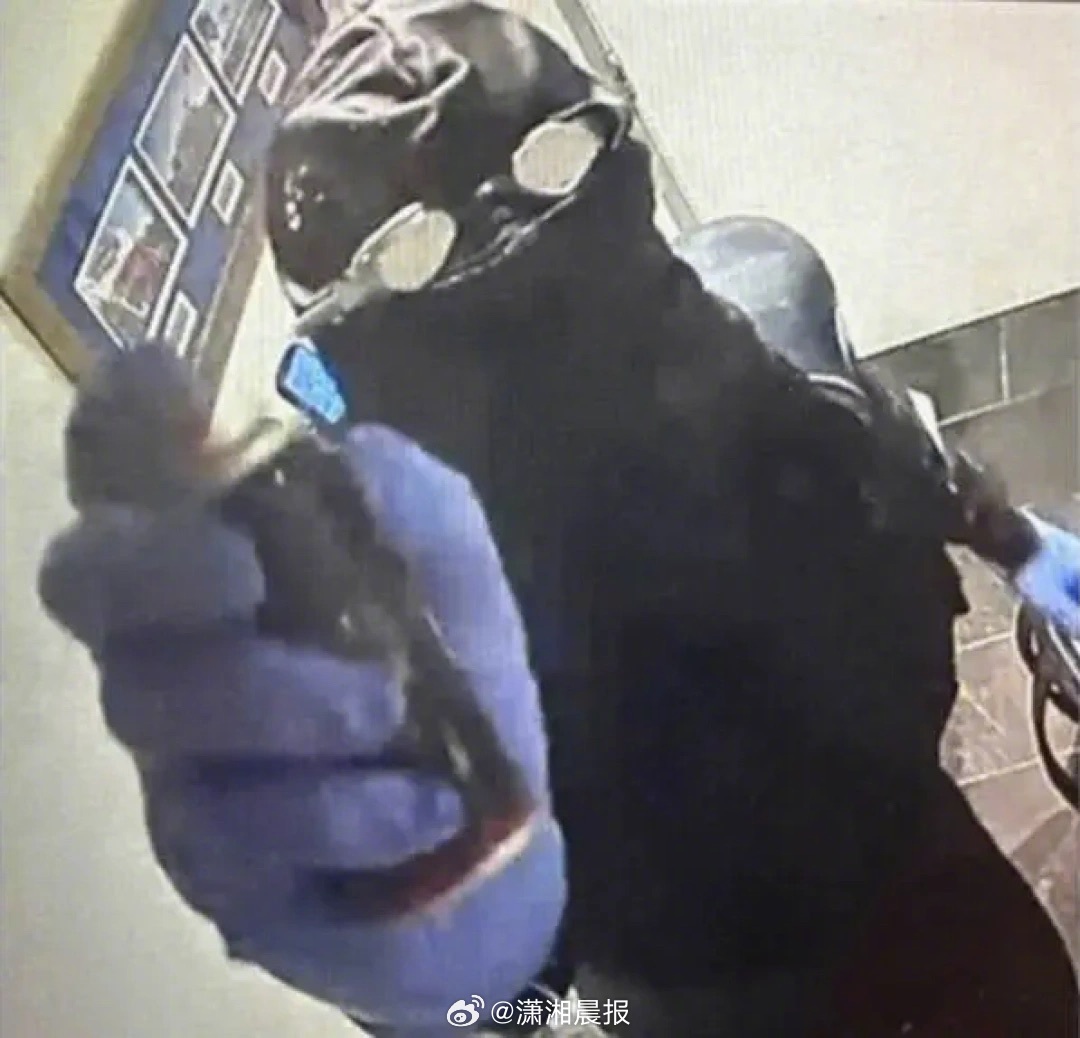 【#小偷穿潜水服盗走迪士尼餐厅2万美元#，#小偷穿潜水装备盗迪士尼餐厅后游走#，