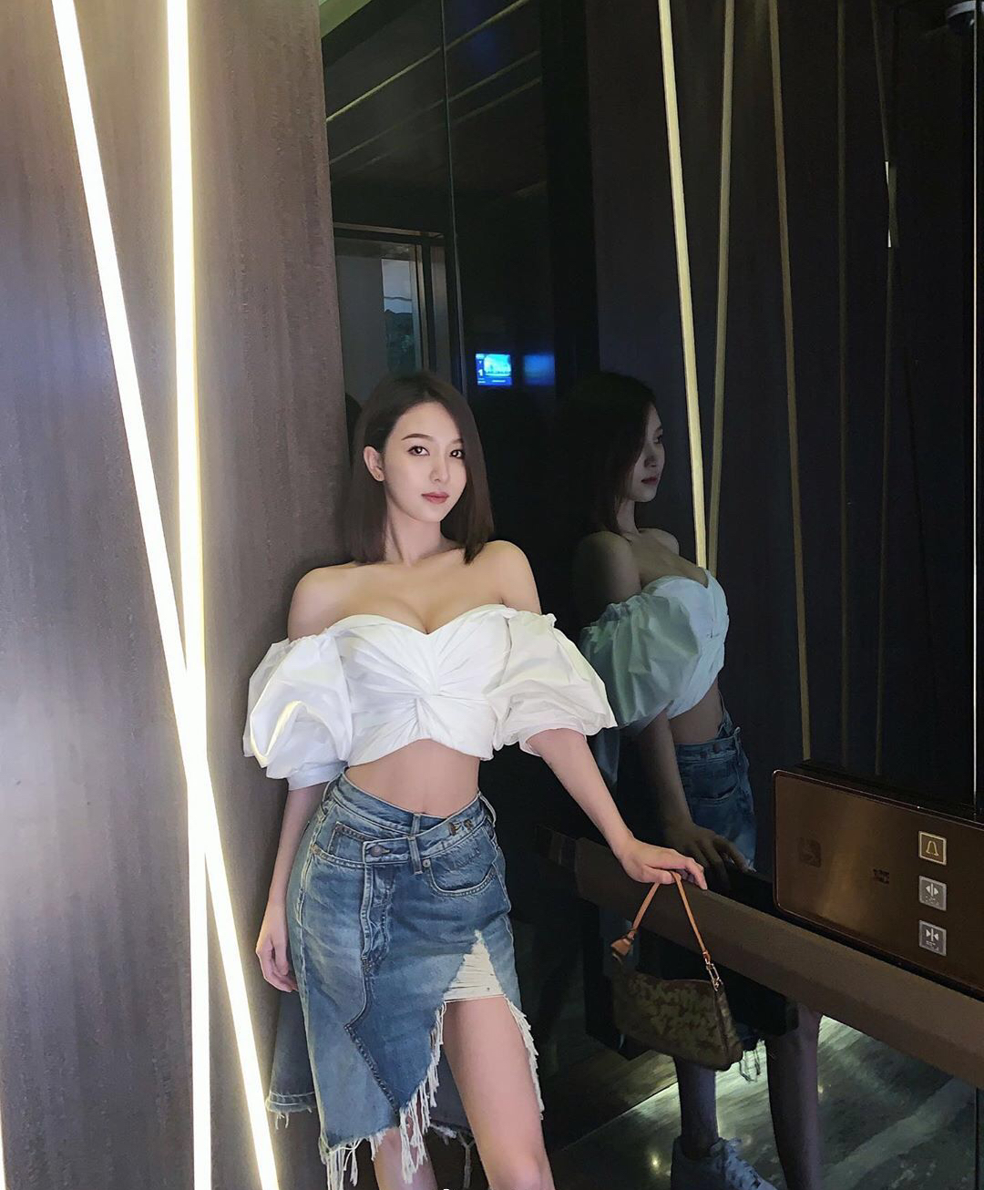 小姐姐这套衣服穿的真好看 ​​​