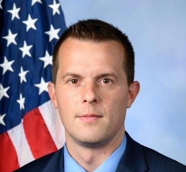 一共六名民主党人拒绝服从他的命令，脱离党派，投票支持与共和党人一起重新开放政府，