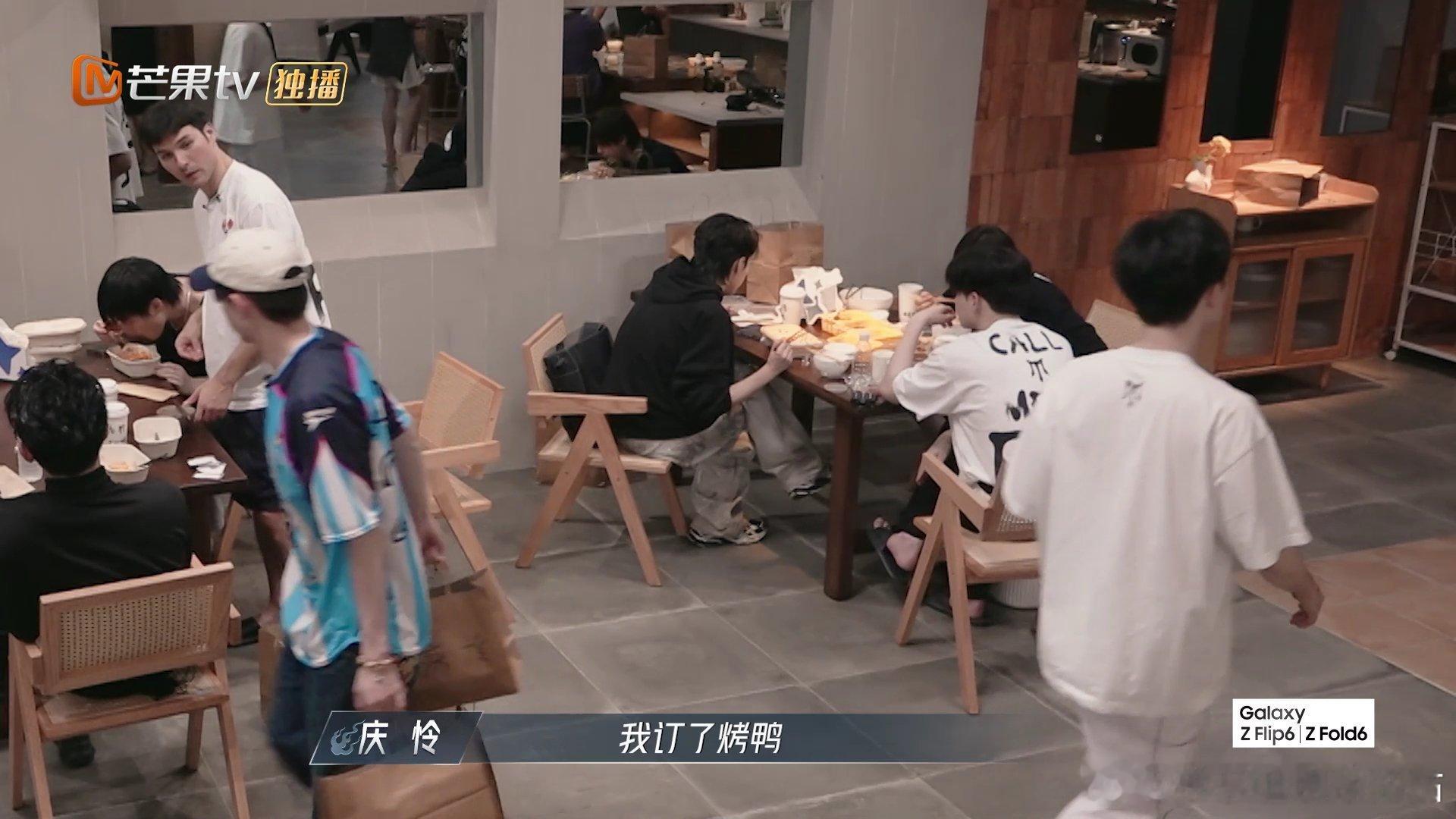 #雅掌握了吃烤鸭的精髓##雅也迷上了烤鸭# 雅这是完美掌握了吃烤鸭的精髓啊，这手